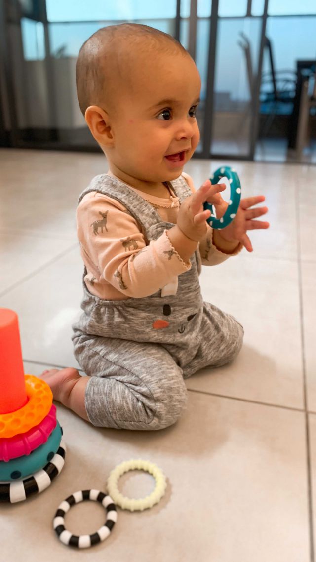 תשעה חודשים זו ממש נקודת ציון. 
יותר זמן בחוץ מאשר בפנים. 
כל כך הרבה למידה, חוויות, דברים ראשונים. 

אני ממש לקחתי על עצמי להיות צמודה אליה. ליטרלי. 
איתי בבית. עלי לאורך היום. 
מענה מיידי לצרכים. 
גמישות בתוך ימים שלא ברור לי איך קרה בהם עוד משהו חוץ מהנקה. 

ויש עוד משהו שקורה בתשעה חודשים. 
מסתיים באיזשהו מקום ההריון החיצוני. 
הקטנה מפתחת אופי. מחפשת חברה וקצת יוצר אקשן. 
יותר פעילה ויותר משתנה. 
וגם משהו בהתמסרות האימהות שלי כאילו השתחרר קצת. 
מפנה את מקומו לעוד חלקים בי, שעד עכשיו ישבו כזה ביציע, מדברים איתי מאחורי הקלעים. וקצת נמאס להם. 
גם הם רוצים לבוא לידי ביטוי. 

משהו חדש מבקש להיוולד. 
איזון חדש. 
וכנראה לא סתם החודש גם שחר נכנסה לפעוטון. 
ואני מרגישה שאני יולדת לוז חדש, שגרה חדשה וגם לא מעט פרויקטים אחרי החגים. 
משהו מבקש להשתנות. 
כמו החיים עצמם. 
אנחנו גדלים, צומחים ודברים חדשים נולדים בנו. 

כנשים, אני מרגישה שלפעמים השלב הזה קשה ומלווה בהרבה רגשות אשם, אבל דווקא מתוך הבנה שהנשמה שלנו היא שמובילה אותנו, והקטנים דווקא מרווחים מההתפתחות הזו, היות והם מתפתחים בעצמם, זה יכול לשחרר קצת מטענים רגשיים מיותרים ולאפשר לנו יותר לעוף בחדווה  ובגדול, לתחנה הבאה ❤️
.
.
.
.
#התפתחות #התפתחותאישית 
#צמיחה #גדילה #תשעהחודשים 
#אימהות #אמאעובדת #עצמאיות 
#נשיםעצמאיות #נשים #נשיםחזקות 
#עדימאורסיסו #הרגלים #שינויים